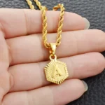 pendentif tendance avec lettre gravée