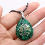 pendentif malachite avec symbole arbre de vie