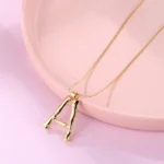 accessoire pendentif lettre initial moderne