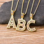 Pendentif lettre initial nouvelle mode multicolore