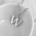 pendentif lettre en argent avec design simple