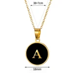 collier pendentif lettre initial en coquille noir