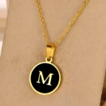 Pendentif lettre initial or en coquille noir