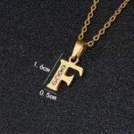 collier en or avec pendentif initial