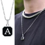 pendentif monogramme en plaque noire