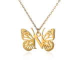 collier moderne pendentif lettre et papillon