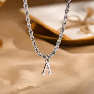 Pendentif lettre initial en argent avec collier large