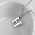 collier délicat avec pendentif lettre initial