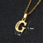 collier délicat avec pendentif initial en or