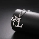 pendentif femme lettre avec design floral