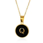 bijou pendentif lettre initial or coquille noire