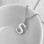 Pendentif lettre initial simple en argent avec chaîne