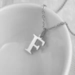 chaîne en argent avec pendentif lettre