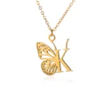 collier original avec pendentif papillon et lettre