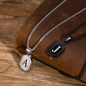 collier avec pendentif lettre initial résistant à l'eau