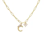 collier avec pendentif en or lettre entouré de diamants