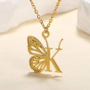 Pendentif lettre initial style papillon moderne