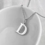 pendentif lettre initial en argent avec chaîne