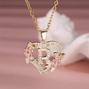 Pendentif lettre initial motif coeur en or et en diamant