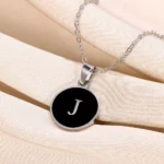 Pendentif lettre initial argent en coquille noir