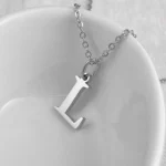 collier avec lettre initiale en argent