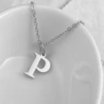 collier personnalisé avec pendentif initial en argent