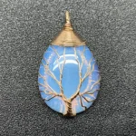 pendentif en opale représentant un arbre de vie