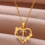 collier en or avec pendentif coeur et fleur