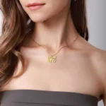 collier avec pendentif lettre initiale en forme de papillon