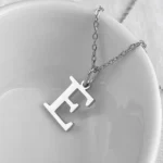 collier avec pendentif lettre initial en argent