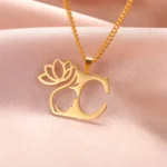 pendentif design lettre initiale avec fleur