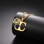 collier lettre initial accessoire floral