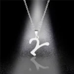 collier initial vintage en argent scintillant