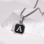 pendentif plaque noir avec lettre initiale