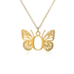 pendentif chic avec lettre initial et motif de papillon