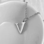 pendentif style minimalist lettre initiale en argent